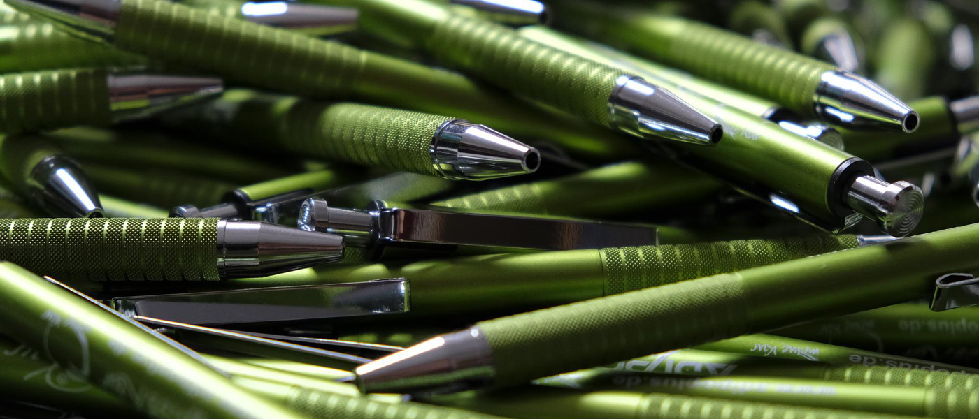 Grüne Metallkugelschreiber liegen übereinander