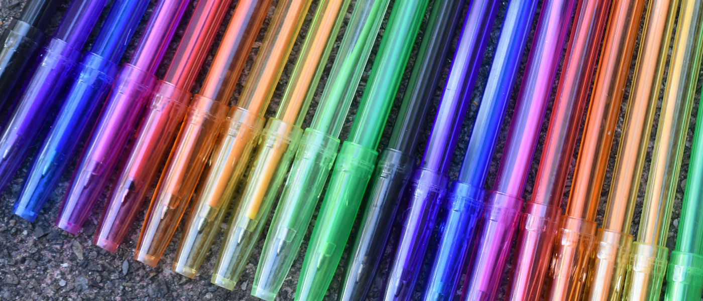 Kugelschreiber in Regenbogenfarben gefächert nebeneinander gelegt